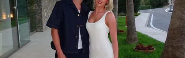 Fudbaler čeka dete sa ćerkom svog trenera