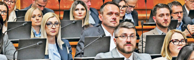 По­сла­ни­ци се ме­ђу­соб­но оп­ту­жи­ва­ли и вре­ђа­ли