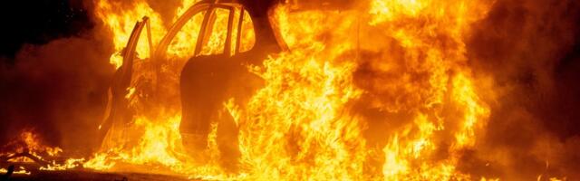 Dramatičan prizor kod Kruševca: Automobil u plamenu, crni dim se diže u nebo