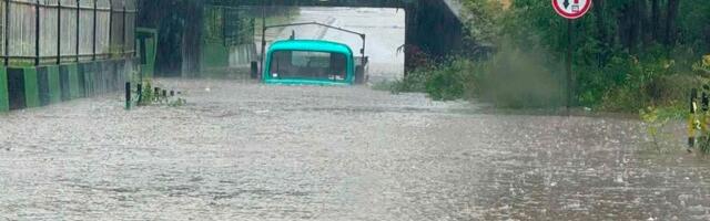 Opasno nevreme pogodilo Kraljevo: Pljusak napravio TOTALNI HAOS - kamioni i automobili zarobljeni u vodi