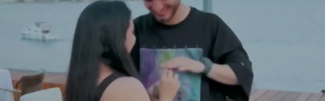 Kleknula je i pitala dečka da je oženi - komentari ljudi su surovi