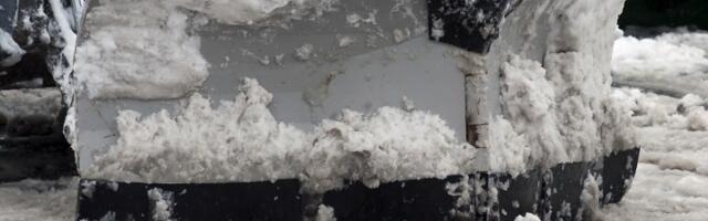 Zaglavio se kamion zimske službe, "ćelave" mu gume?!