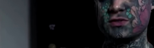 Zbog svojih tetovaža ima velikih problema na poslu, roditelji tvrde da plaši decu