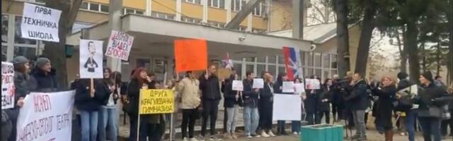 Skup podrške ispred Trgovinsko-ugostiteljske škole „Toza Dragović“ u Kragujevcu
