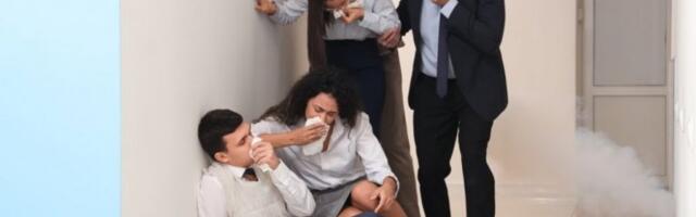 OPŠTI HAOS NA ŠALTERU! Penzioner doneo pare "sa mirisom ormara", banka planula u sekundi! Radnici u šoku bežali od dima!