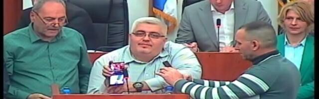 Opozicija u Leskovcu ćutala iz protesta za govornicom, puštali muziku dok su vladajući usvajali tačke