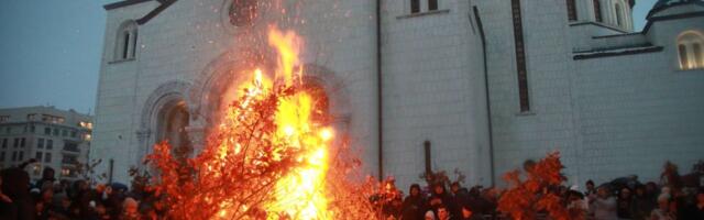 Ispred Hrama Svetog Save tradicionalno paljenje badnjaka