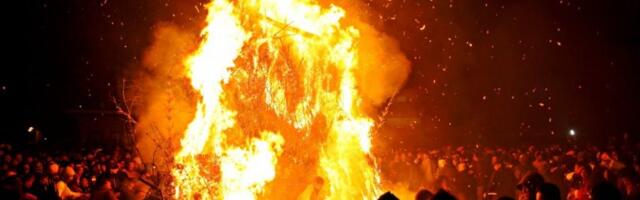 HOROR NA PROSLAVI, BAKA ŽIVA PLANULA! Molila se za sreću i zdravlje, a onda se okliznula i pala pravo u vatru! LICE I RUKE JOJ U OPEKOTINAMA (FOTO, VIDEO)