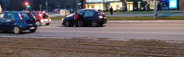 Ova deca RIZIKUJU ŽIVOT na Novom Beogradu: Trče preko raskrsnice, prilaze vozačima, majka gleda i ne reaguje