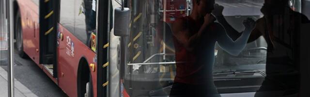 Blokirao gradski autobus, pa napravio haos! Potera za dostavljačem koji je brutalno napao vozača