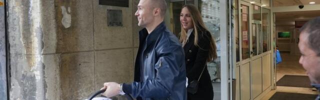 Sofronijević izveo suprugu Kosanu i ćerku iz porodilišta: Vaskrs će provesti kod kuće (FOTO)
