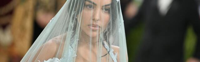 Georgina na Met Galu došla u venčanici: Ronaldova verenica opet dobila loše ocene za odabir haljine!