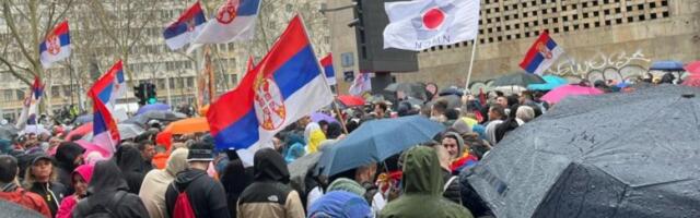 BLOKADER POVRAĆA U KONTEJNER: Sa sve čokančetom u ruci - užasna scena (FOTO)