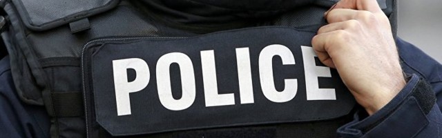 Још један инцидент у Француској: Мушкарац ножем напао полицајце у Авињону