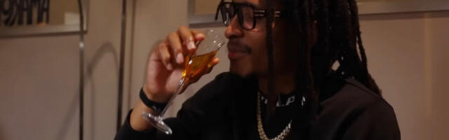 MONEKE VEĆ OSETIO ČARI SRBIJE! PIO RAKIJU, JEO KAJMAK I SARMU: Košarkaš Zvezde posebno "otkinuo" na jednog narodnjaka (FOTO, VIDEO)