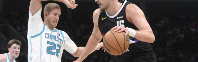 Neeee, da li je moguće? Jokiću opet izmakao tripl-dabl, ali je maltretirao Hornetse