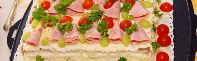 Raskošno slavsko predjelo: Slana torta sa filom od šunke i kačkavalja (RECEPT)