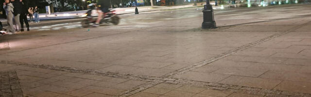 Čitaoci javljaju: Bahata vožnja skutera na Gradskom trgu