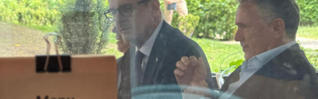 PAPARAZZO: Evo s kim sedi Mijat u restoranu pola sata pre skupštine Partizana (FOTO, VIDEO)