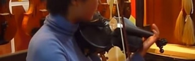 Isklesana umetnički, kamena violina daje nam neverovatan zvuk koji opušta svaki nerv u našem telu! (VIDEO)