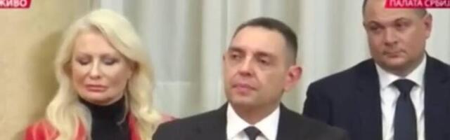 Svi se pitaju sa kim ministar Vulin vodi razgovor dok traje Vučićeva konferencija za štampu