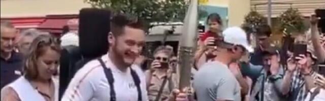 Kako je nepokretan čovek hodao ulicama Pariza? (VIDEO)