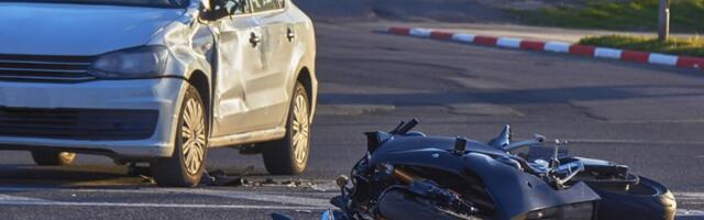 Oboren motociklista, bore mu se za život