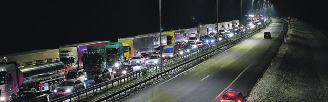 VOZILA NAČIČKANA, KOLONE U NEDOGLED! Saobraćaj u kolapsu na državni praznik, nema gde igla da padne! (FOTO)