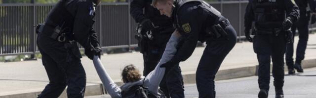 OVO JE VOZAČ BMW KOJI JE ULETEO U GOMILU DECE NA ULICI! Troje mališana HITNO hospitalizovano!