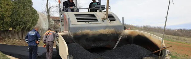 Asfaltiran kilometar puta u Kamenici (FOTO)