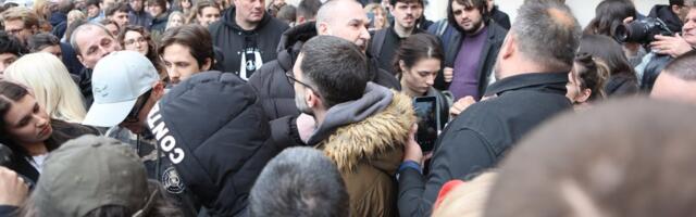 Ljudi, ovaj je 28. na blokaderskoj listi: Izazvao haos u studiju Utiska nedelje - šokirao goste šta je rekao o ćirilici (VIDEO)