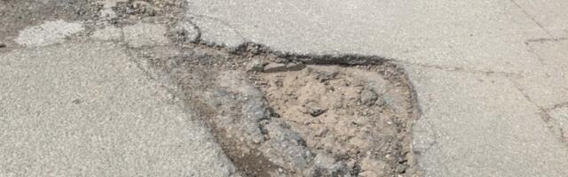 Čitaoci javljaju: Rupe na putu Leskovac-Vučje, preko Donje Jajine, još dublje, punili ih peskom a plaćeni od para građana