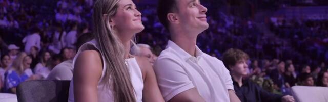 Katarina i Nemanja Dangubić iz prvog reda gledaju naše devojke u Areni