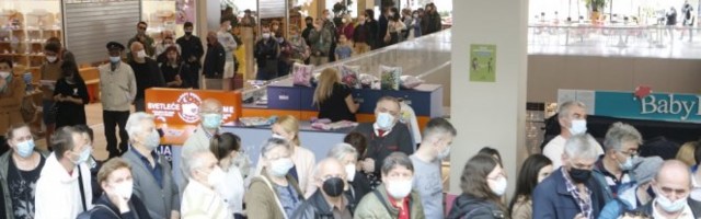 /FOTO/VIDEO/ POČELA VAKCINACIJA U TC "UŠĆE"! Građani u redovima čekaju na svoju dozu!