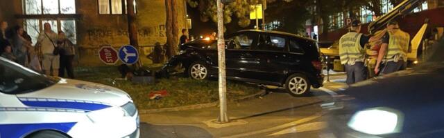 Prve fotografije sudara na Karaburmi! Dve osobe povređene, žena (37) prevezena na reanimaciju