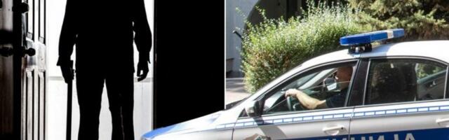 PRONAĐEN NAKIT VEZANE STARICE U AUTU BIVŠEG POLICIJSKOG SLUŽBENIKA: Ukrali joj i automobil i ostavili nasred puta!