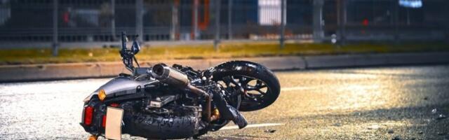 ZADOBIO TEŠKE POVREDE! Automobil pokosio motociklistu u Železniku!