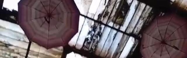 Stakleni krov Tržnog centra "Sinteza" samo što ne padne.