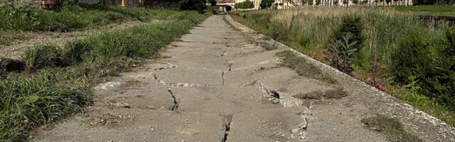 FOTO: Teški kamioni urnisali pešačku stazu pored Begeja