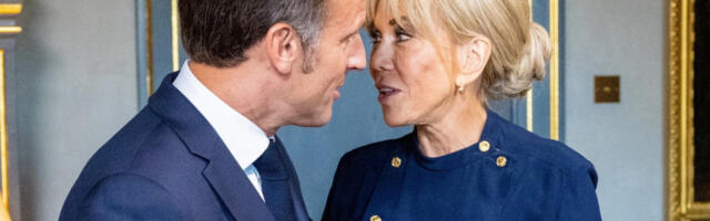 BRIŽIT MAKRON PONOVO OSTAVILA SVET BEZ REČI: Zakopčana do grla, ali smeli šlic pokazuje zašto je i dalje modna ikona (FOTO GALERIJA)