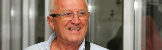 Zavodio maloletnice, pa oženio 32 godine mlađu?! Šok detalji iz života poznatog pevača digle naciju na noge