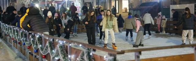 Stazom Deda Mraza i dečje radosti! U Vranju otvoreno klizalište, biće i pesme i igre