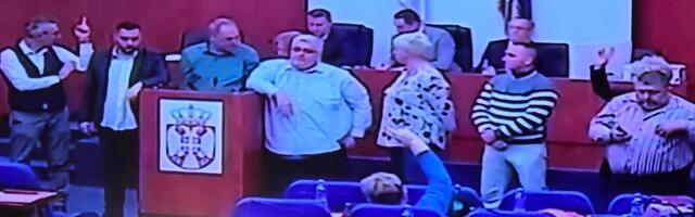 Leskovačka opozicija ćutala za govornicom 9 sati – zabeležen i incident