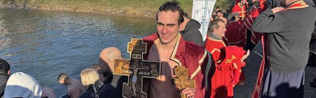 FOTO, VIDEO: Zrenjaninac Ognjen Uzelac najbrže doplivao do Časnog krsta