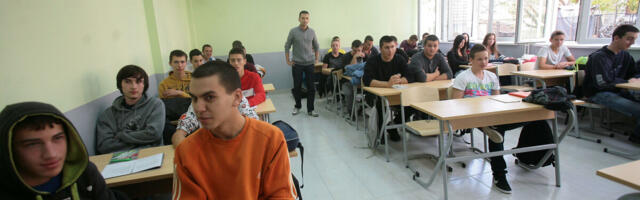 NASTAVNICA IZ ŠAPCA NA TABLI NAPISALA REČ KITA! Nastao HAOS sa đacima, NIJE ĆUTALA: "Volim kad OŠAMARIM PROSTAKLUK"