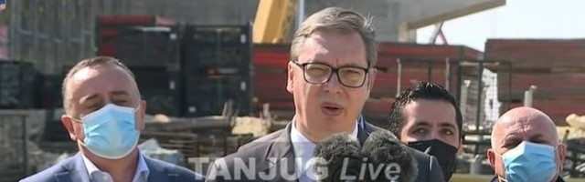 VUČIĆ TRAŽIO PAPIRE, PA ODGOVORIO NA IZVEŠTAJ EVROPSKOG PARLAMENTA: Poslušajte kakve laži pišu, oni su izgleda gledali u svoje dvorište kad su ovo pisali!