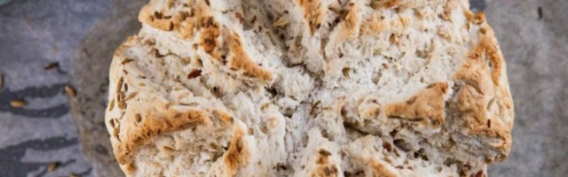 Bezglutenski damper hleb bez kvasca sa semenkama i kockicama slanine