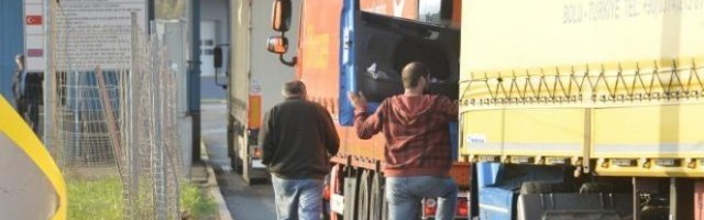 VOZAČI OPREZ ZBOG MOKRIH KOLOVOZA! Na graničnom prelazu Gradina kamioni čekaju 3 sata