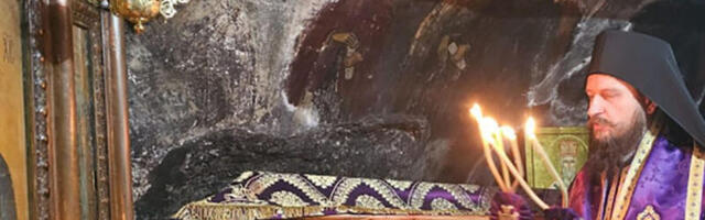 MOLITVA PRED SVETIM VASILIJEM: Vladika Sergije služio liturgiju kod moštiju Čudotvorca Ostroškog