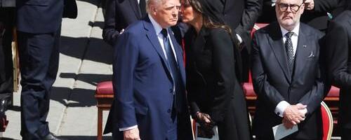 Kamere snimile Melaniju kako šapuće zbunjenom Trampu: Predsednik Amerike nije znao šta treba da radi, snimak obilazi svet (VIDEO)